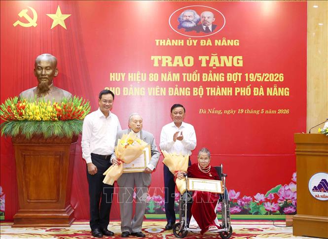 Thường trực Ban Bí thư Trần Cẩm Tú trao Huy hiệu 80 năm tuổi Đảng cho các đảng viên cao tuổi thành phố Đà Nẵng. Ảnh: Phương Hoa - TTXVN