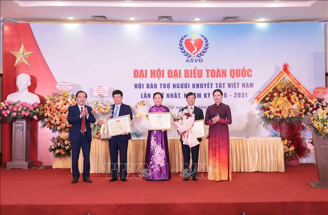 Bà Hà Thị Nga, Phó Chủ tịch UBTW MTTQ Việt Nam và ông Ngô Sách Thực, Chủ tịch Hội Bảo trợ người khuyết tật Việt Nam trao tặng Bằng khen cho 3 lãnh đạo là Thường trực Hội thôi công tác. Ảnh: Phan Phương – TTXVN