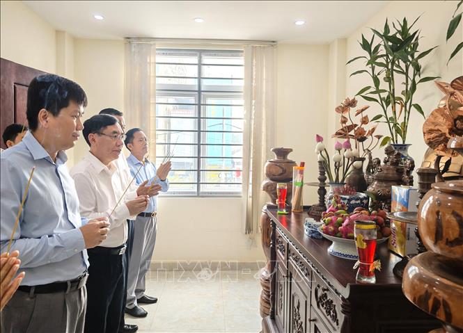 Tổng Lãnh sự Việt Nam tại tỉnh Preah Sihanouk Lại Xuân Chiến (thứ 2, từ trái sang) cùng các đại biểu thực hiện nghi thức dâng hương tưởng nhớ Chủ tịch Hồ Chí Minh. Ảnh: TTXVN phát