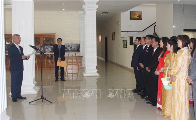 Quang cảnh lễ kỷ niệm 136 năm Ngày sinh Chủ tịch Hồ Chí Minh tại trụ sở Đại sứ quán Việt Nam ở thủ đô Phnom Penh. Ảnh: Minh Hưng - PV TTXVN tại Campuchia