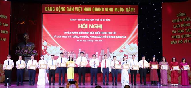 Tuyên dương các điển hình tiêu biểu trong học tập và làm theo tư tưởng, đạo đức, phong cách Hồ Chí Minh năm 2026. Ảnh: Hạnh Quyên - TTXVN