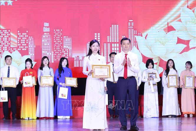 Trao giải Nhì cho báo cáo viên Hội thi Báo cáo viên, Tuyên truyền viên giỏi năm 2026. Ảnh: Hạnh Quyên - TTXVN