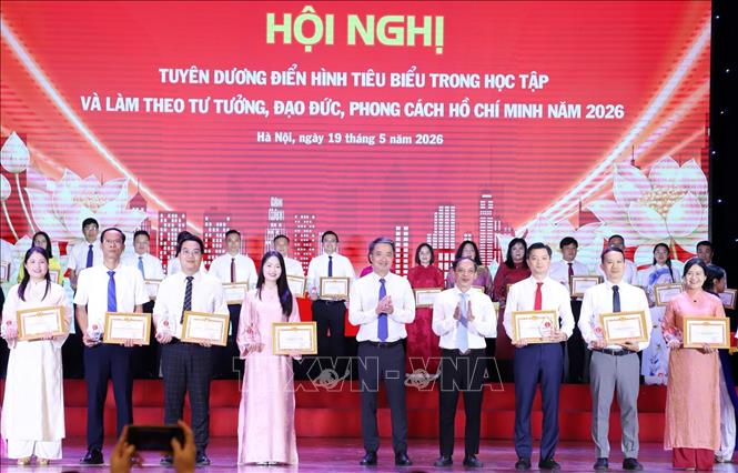 Tuyên dương các điển hình tiêu biểu trong học tập và làm theo tư tưởng, đạo đức, phong cách Hồ Chí Minh năm 2026. Ảnh: Hạnh Quyên - TTXVN