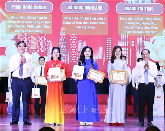 Trao giải Ba cho báo cáo viên Hội thi Báo cáo viên, Tuyên truyền viên giỏi năm 2026. Ảnh: Hạnh Quyên - TTXVN