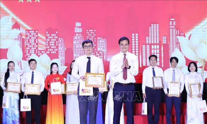 Trao giải Nhất cho báo cáo viên Hội thi Báo cáo viên, Tuyên truyền viên giỏi năm 2026. Ảnh: Hạnh Quyên - TTXVN