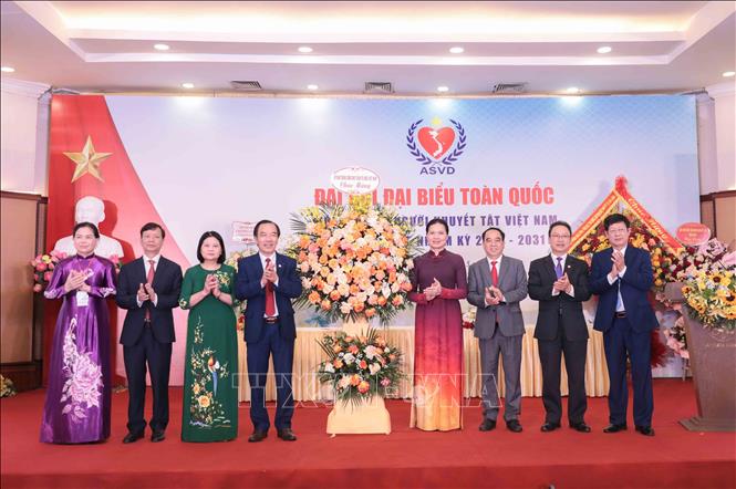 Phó Chủ tịch - Tổng Thư ký Uỷ ban Trung ương Mặt trận Tổ quốc Việt Nam Hà Thị Nga tặng hoa chúc mừng Đại hội. Ảnh: Phan Phương – TTXVN