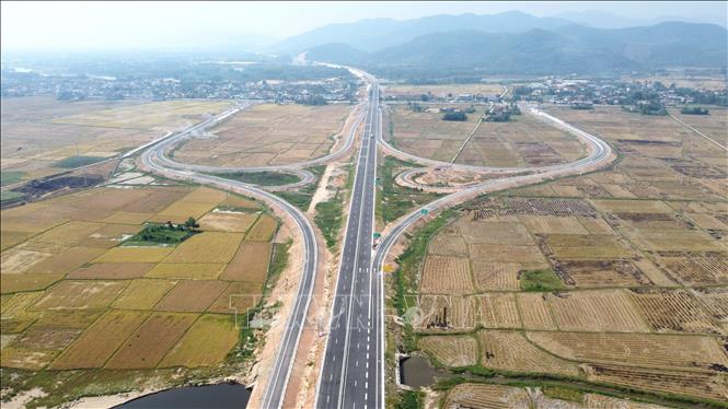 Một nút giao thuộc tuyến đường bộ cao tốc Bắc - Nam phía Đông tỉnh Đắk Lắk. Ảnh: Tường Quân - TTXVN
