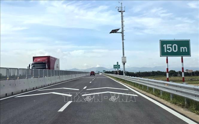 Nhiều phương tiện tham gia lưu thông trên tuyến cao tốc Bắc - Nam qua tỉnh Đắk Lắk ngày đầu thông xe toàn tuyến. Ảnh: Tường Quân - TTXVN