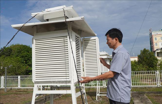 Cán bộ Đài khí tượng thủy văn tỉnh Đồng Tháp kiểm tra thiết bị đo nhiệt độ và độ ẩm được đặt trong lều khí tượng. Ảnh: Nhựt An - TTXVN