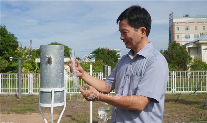 Cán bộ Đài khí tượng thủy văn tỉnh Đồng Tháp kiểm tra thiết bị đo lượng mưa thủ công. Ảnh: Nhựt An - TTXVN