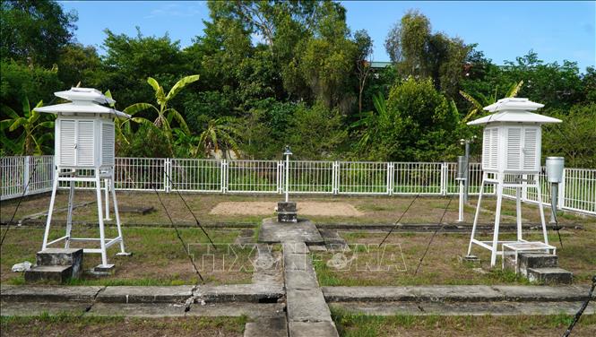 Khu vực lắp đặt các thiết bị thu thập dữ liệu, phục vụ công tác dự báo thời tiết của Đài khí tượng thủy văn tỉnh Đồng Tháp. Ảnh: Nhựt An - TTXVN                               