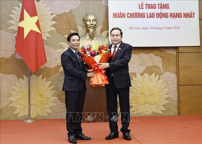 Chủ tịch Quốc hội Trần Thanh Mẫn trao Huân chương Lao động hạng Nhất và tặng hoa chúc mừng Phó Chủ tịch Quốc hội Nguyễn Doãn Anh. Ảnh: Doãn Tấn - TTXVN