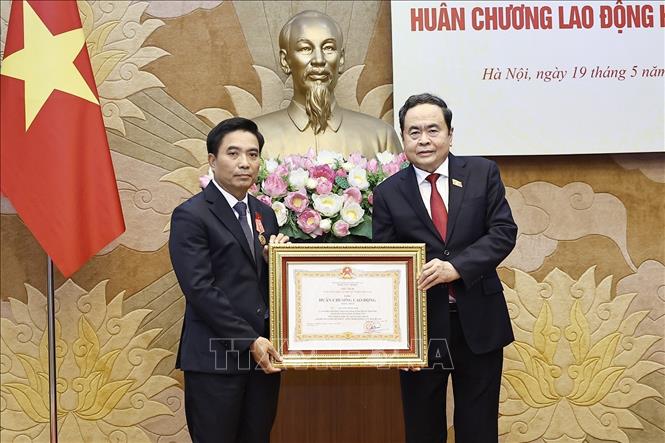 Chủ tịch Quốc hội Trần Thanh Mẫn trao Huân chương Lao động hạng Nhất của Chủ tịch nước tặng Phó Chủ tịch Quốc hội Nguyễn Doãn Anh. Ảnh: Doãn Tấn - TTXVN