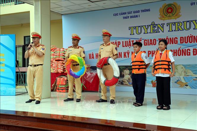 Cảnh sát giao thông đường thủy thuộc Thủy đoàn I, Cục Cảnh sát giao thông (Bộ Công an) tuyên truyền, hướng dẫn phòng chống đuối nước cho 800 học sinh Trường THCS Hà An, phường Hà An, tỉnh Quảng Ninh. Ảnh: Đức Hiếu - TTXVN