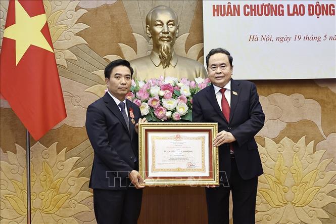 Chủ tịch Quốc hội Trần Thanh Mẫn trao Huân chương Lao động hạng Nhất của Chủ tịch nước tặng Phó Chủ tịch Quốc hội Nguyễn Doãn Anh. Ảnh: Doãn Tấn - TTXVN