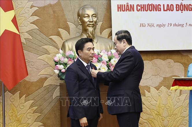 Chủ tịch Quốc hội Trần Thanh Mẫn trao Huân chương Lao động hạng Nhất của Chủ tịch nước tặng Phó Chủ tịch Quốc hội Nguyễn Doãn Anh. Ảnh: Doãn Tấn - TTXVN