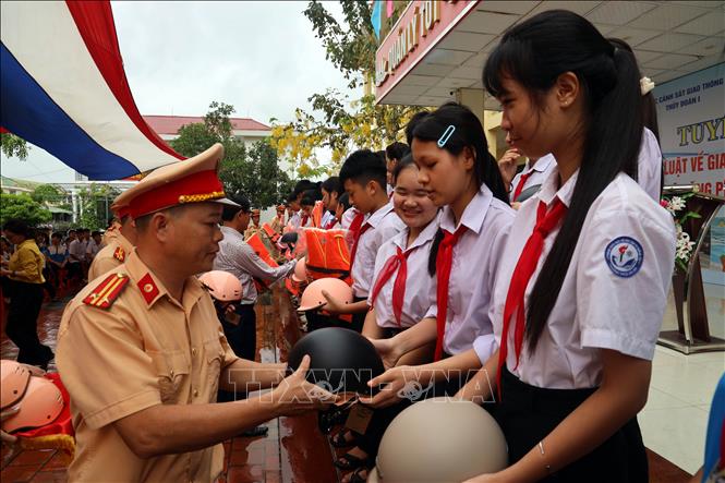 Ban tổ chức tặng mũ bảo hiểm cho học sinh Trường THCS Hà An, phường Hà An, tỉnh Quảng Ninh. Ảnh: Đức Hiếu - TTXVN