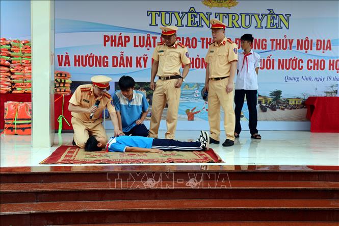 Cảnh sát giao thông đường thủy thuộc Thủy đoàn I, Cục Cảnh sát giao thông (Bộ Công an) tuyên truyền, hướng dẫn sơ cứu khi có người bị đuối nước cho học sinh Trường THCS Hà An, phường Hà An, tỉnh Quảng Ninh. Ảnh: Đức Hiếu - TTXVN