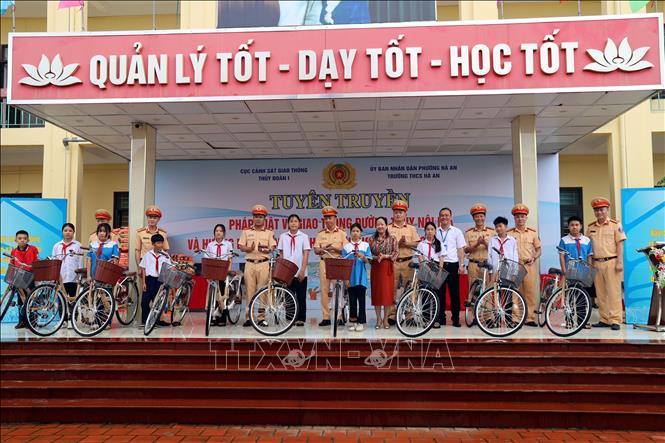 Ban tổ chức tặng xe đạp cho học sinh có hoàn cảnh khó khăn Trường THCS Hà An, phường Hà An, tỉnh Quảng Ninh. Ảnh: Đức Hiếu - TTXVN