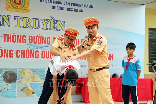 Cảnh sát giao thông đường thủy thuộc Thủy đoàn I, Cục Cảnh sát giao thông (Bộ Công an) tuyên truyền, hướng dẫn phòng chống đuối nước cho 800 học sinh Trường THCS Hà An, phường Hà An, tỉnh Quảng Ninh. Ảnh: Đức Hiếu - TTXVN