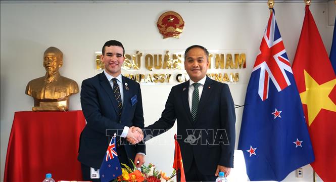 Vietnamese Ambassador to New Zealand Phan Minh Giang (R) and New Zealand country coordinator Joshua Paterson at the closing ceremony and award presentation. VNA/Photo by courtesy