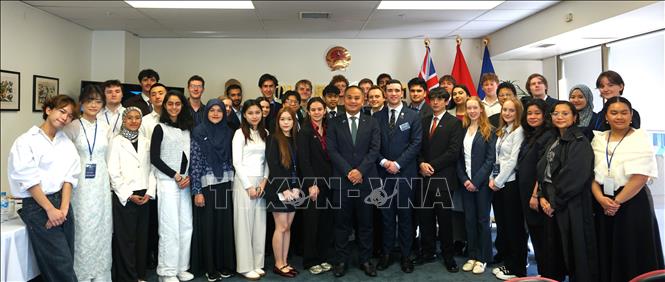 The participants and the organising board's members visit the embassy headquarters. VNA/Photo by courtesy