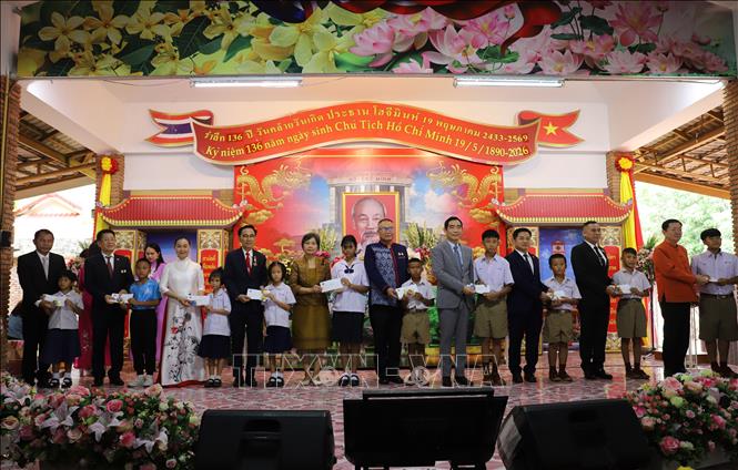Các đại biểu trao học bổng cho học sinh có hoàn cảnh khó khăn. Ảnh: Đỗ Sinh – PV TTXVN tại Thái Lan

