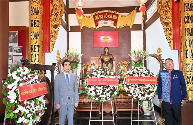 Đại sứ Phạm Việt Hùng (trái) và Tỉnh trưởng tỉnh Nakhon Phanom Adisak Noisuwan dâng hoa kỷ niệm Ngày sinh nhật Bác. Ảnh: Đỗ Sinh – PV TTXVN tại Thái Lan
