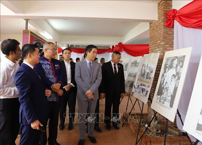 Các đại biểu tham quan triển lãm ảnh về Chủ tịch Hồ Chí Minh được trưng bày tại lễ kỷ niệm. Ảnh: Đỗ Sinh – PV TTXVN tại Thái Lan
