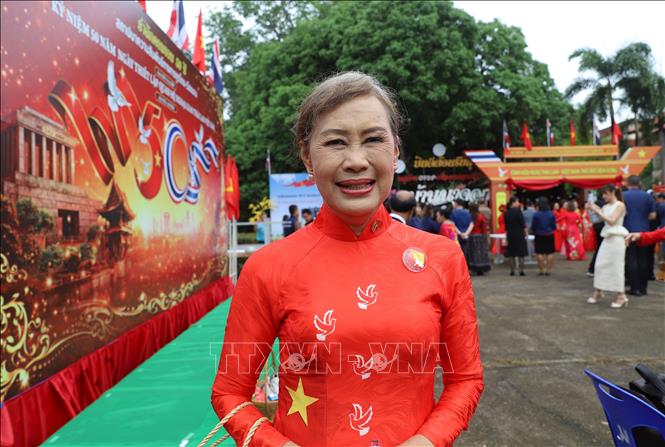 Bà Bùi Thị Xuân, đến từ tỉnh Sakon Nakhon, ngày ngày dạy các cháu nội ngoại nói tiếng Việt, kể chuyện Bác Hồ. Ảnh: Đỗ Sinh – PV TTXVN tại Thái Lan
