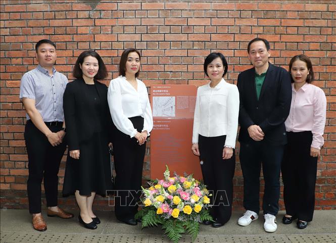 Tổng Lãnh sự Việt Nam tại Hong Kong Lê Đức Hạnh cùng đại diện các cơ quan Việt Nam tại Hong Kong dâng hoa tưởng niệm ở khu di tích Tai Kwun. Ảnh: Xuân Vịnh-TTXVN