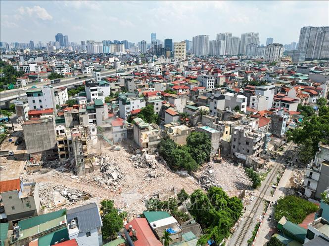 Khu dân cư dọc tuyến đường Tây Thăng Long nối Vành đai 3 đang được tháo dỡ phục vụ công tác giải phóng mặt bằng. Ảnh: Lê Đông - TTXVN