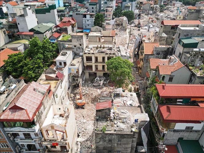Khu dân cư dọc tuyến đường Tây Thăng Long nối Vành đai 3 đang được tháo dỡ phục vụ công tác giải phóng mặt bằng. Ảnh: Lê Đông - TTXVN