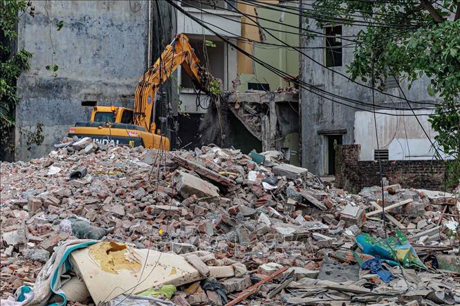 Máy móc thi công liên tục phá dỡ các hạng mục công trình trong phạm vi dự án giải phóng mặt bằng đoạn qua khu vực phường Đông Ngạc. Ảnh: Phạm Tuấn Anh - TTXVN