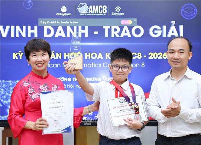 Học sinh Hoàng Minh Hiếu lớp 6H1 (Trường THCS Trưng Vương, phường Cửa Nam, Hà Nội) xuất sắc đạt điểm tuyệt đối (D – Distinction), nằm trong tốp 1% thí sinh đạt điểm cao nhất quốc tế (HD – Honor roll of distinction), đồng thời em cũng nhận các giải vàng (G – Gold), giải A (certificate of achievement) học sinh lớp 6 trở xuống đạt điểm cao nhất kì thi. Ảnh: Thanh Tùng - TTXVN