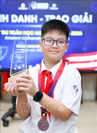 Học sinh Hoàng Minh Hiếu lớp 6H1 (Trường THCS Trưng Vương, phường Cửa Nam, Hà Nội) xuất sắc đạt điểm tuyệt đối (D – Distinction), nằm trong tốp 1% thí sinh đạt điểm cao nhất quốc tế (HD – Honor roll of distinction), đồng thời em cũng nhận các giải vàng (G – Gold), giải A (certificate of achievement) học sinh lớp 6 trở xuống đạt điểm cao nhất kì thi. Ảnh: Thanh Tùng - TTXVN