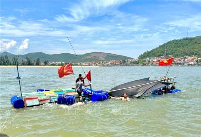 Tàu cá mang số hiệu NA 70365-TS đang di chuyển vào cửa lạch khi cách bờ khoảng 1 hải lý thì bất ngờ bị sóng lớn đánh chìm. Ảnh: TTXVN phát 