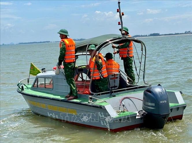 Nhận được tin báo, Trạm Kiểm soát Biên phòng Lạch Cờn ( Đồn biên phòng Quỳnh Phương) đã lập tức kích hoạt phương án cứu hộ cứu nạn khẩn cấp. Ảnh: TTXVN phát  
