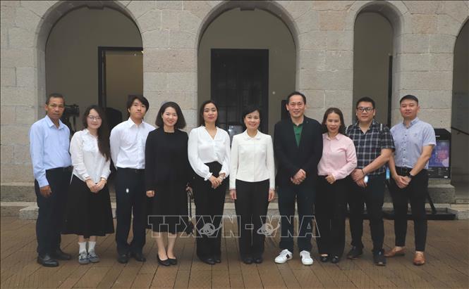 Cán bộ của cơ quan đại diện Việt Nam tại Hong Kong và Macau tại lễ dâng hoa. Ảnh: Xuân Vịnh - PV TTXVN tại Hong Kong