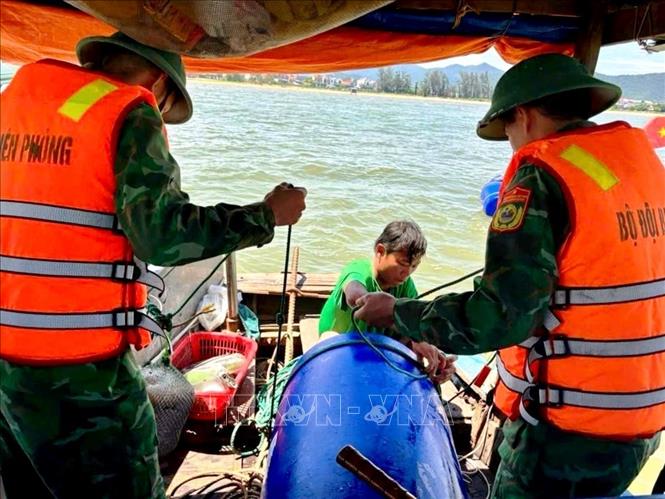 5 thuyền viên được cứu nạn thành công. Ảnh: TTXVN phát  