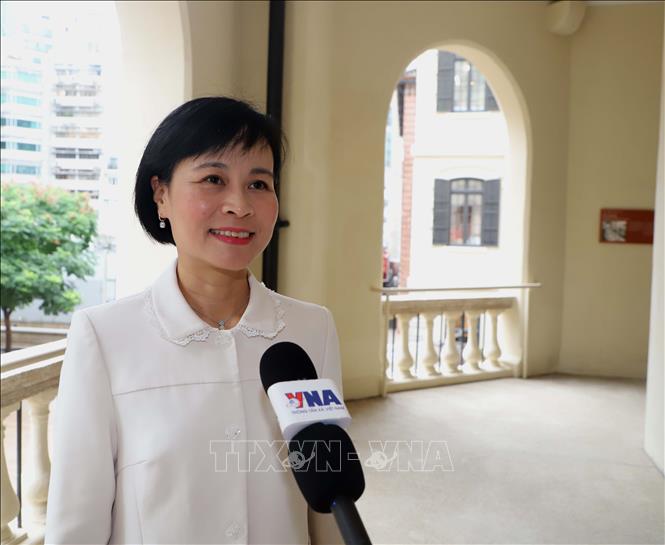 Tổng Lãnh sự Việt Nam tại Hong Kong và Maccau trả lời phỏng vấn của TTXVN về sự kiện kỷ niệm ngày Bác ra đi tìm đường cứu nước. Ảnh: Xuân Vịnh - PV TTXVN tại Hong Kong