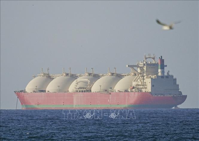Tàu thủy di chuyển qua eo biển Hormuz, sau khi lệnh ngừng bắn giữa Mỹ và Iran có hiệu lực, ngày 8/4/2026. Ảnh: Anadolu Agency/TTXVN