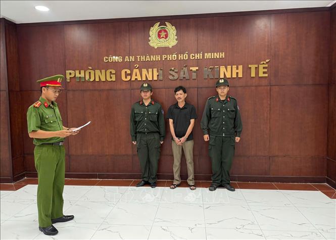Cơ quan điều tra thực hiện lệnh khởi tố đối với Trần Quang Vũ. Ảnh: TTXVN phát