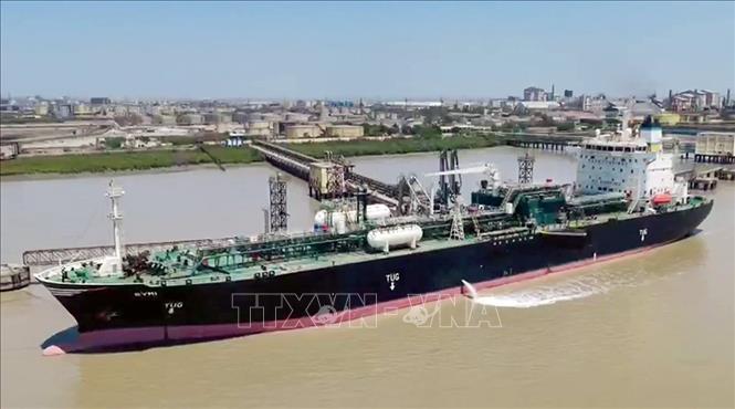 Tàu Symi chở 20.000 tấn khí hóa lỏng cập cảng Kandla ở Kutch, Ấn Độ sau khi di chuyển qua eo biển Hormuz, ngày 17/5/2026. Ảnh: ANI/TTXVN