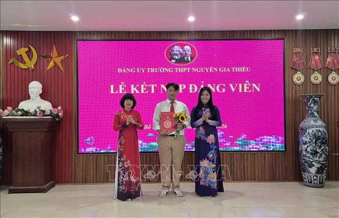 Đại diện lãnh đạo Đảng ủy phường Bồ Đề (Hà Nội) trao quyết định kết nạp đảng viên. Ảnh: Nguyễn Cúc-TTXVN