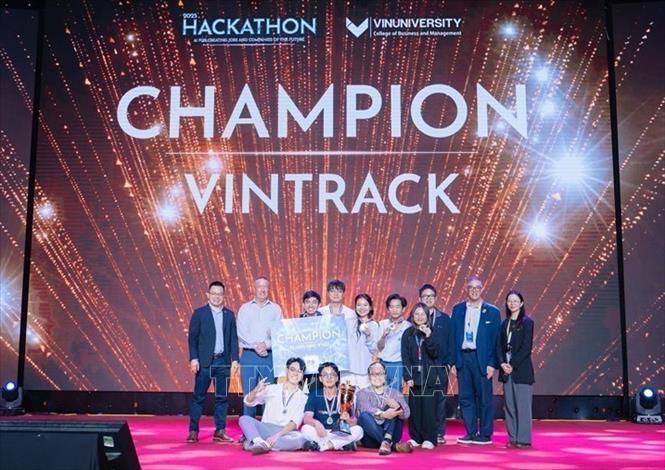 Đội thi đoạt giải quán quân của cuộc thi VinUni Hackathon 2025. Ảnh: Trường ĐH VinUni - TTXVN phát