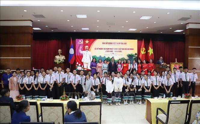Học sinh Trường song ngữ Lào-Việt Nam Nguyễn Du chụp ảnh kỷ niệm cùng Đại sú tại sự kiện. Ảnh: Xuân Tú - PV TTXVN tại Lào