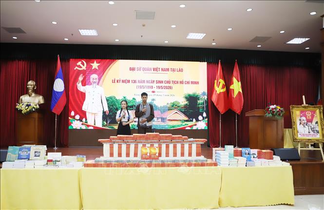 Học sinh Trường song ngữ Lào-Việt Nam Nguyễn Du đọc thơ, kể chuyện về Bác Hồ tại Lễ kỷ niệm 136 năm Ngày sinh Chủ tịch Hồ Chí Minh tại Lào. Ảnh: Xuân Tú - PV TTXVN tại Lào