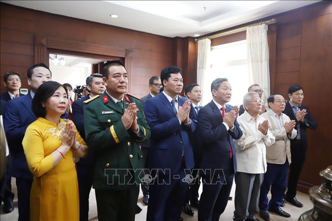 Các đại biểu dâng hương tưởng niệm Chủ tịch Hồ Chí Minh tại phòng thờ Bác. Ảnh: Xuân Tú - PV TTXVN tại Lào