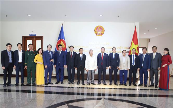 Các đại biểu chụp ảnh kỷ niệm cùng Nghệ sĩ quốc gia Lào Đuongmixay Lykaya, người có tình cảm đặc biệt với Chủ tịch Hồ Chí Minh. Ảnh: Xuân Tú - PV TTXVN tại Lào